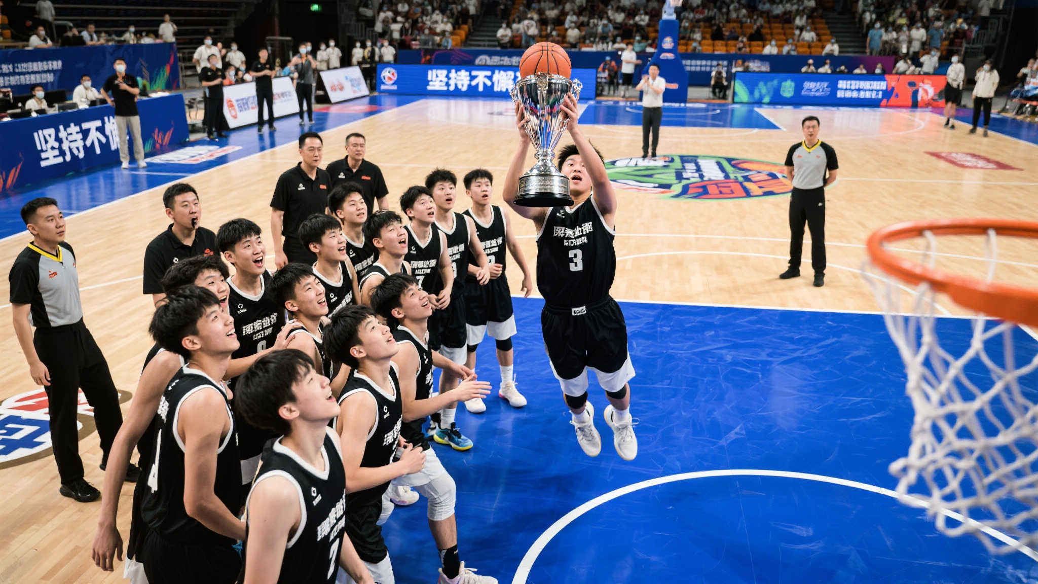 华侨大学勇夺CUBAL全国亚军,全队荣耀登台领取奖杯和奖牌 在整个赛事过程中,*“坚持不懈”成为这支年轻球队前